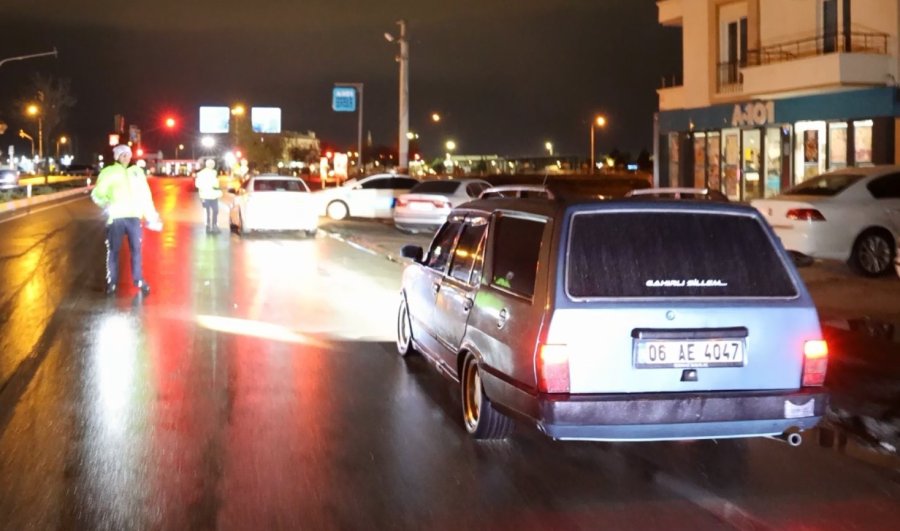 Polis, Uygulama Noktasını Görünce Geri Geri Kaçan Aracı Koşarak Böyle Yakaladı