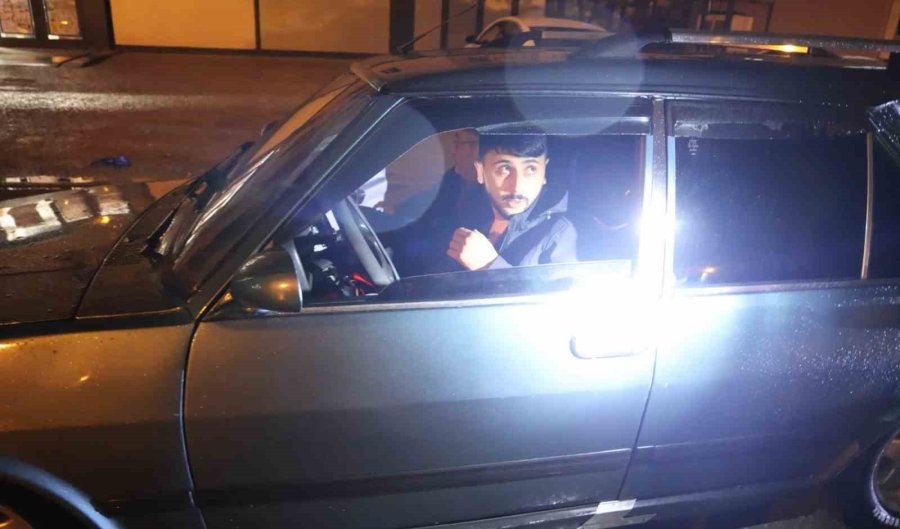 Polis, Uygulama Noktasını Görünce Geri Geri Kaçan Aracı Koşarak Böyle Yakaladı
