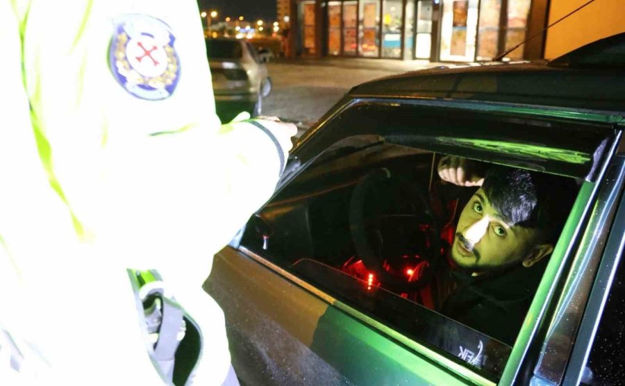 Polis, Uygulama Noktasını Görünce Geri Geri Kaçan Aracı Koşarak Böyle Yakaladı