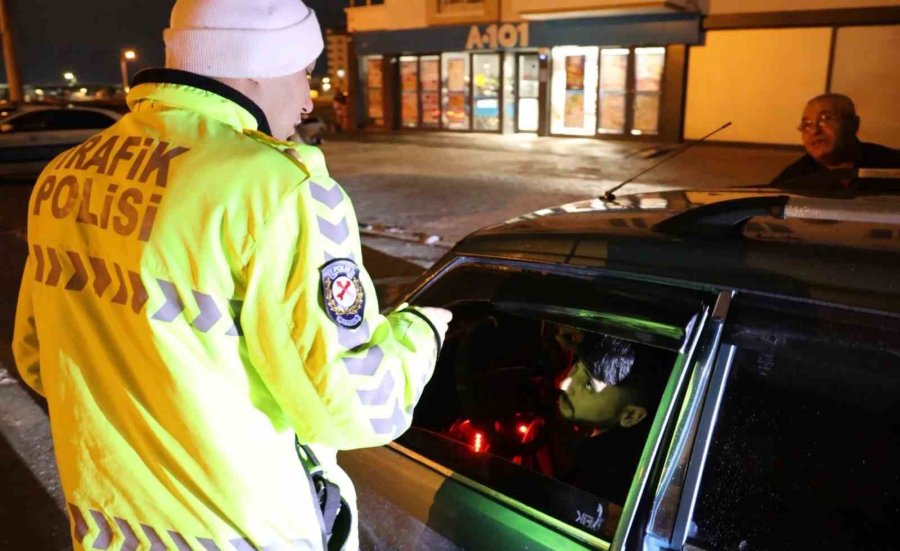 Polis, Uygulama Noktasını Görünce Geri Geri Kaçan Aracı Koşarak Böyle Yakaladı