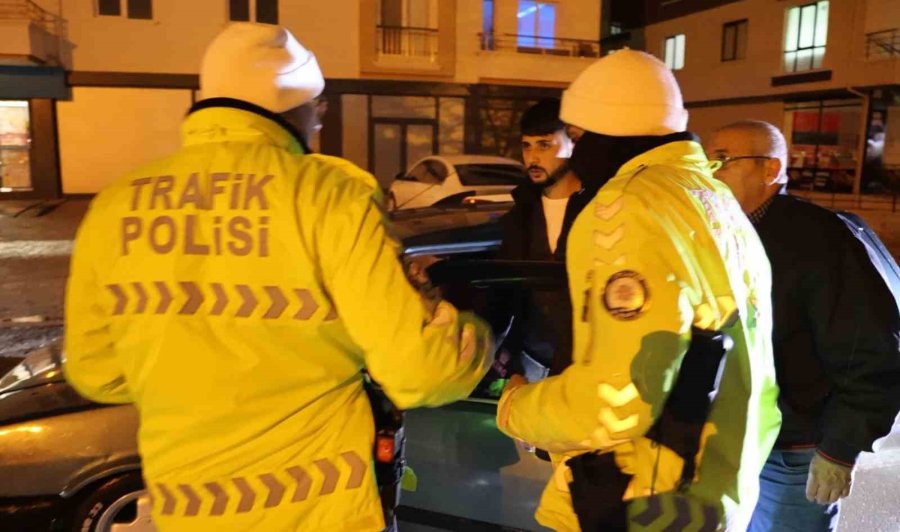 Polis, Uygulama Noktasını Görünce Geri Geri Kaçan Aracı Koşarak Böyle Yakaladı