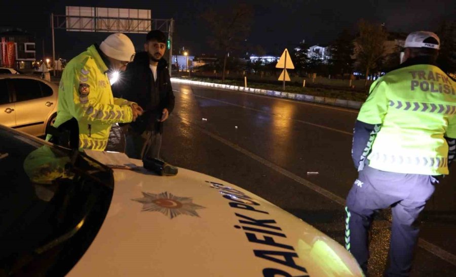 Polis, Uygulama Noktasını Görünce Geri Geri Kaçan Aracı Koşarak Böyle Yakaladı