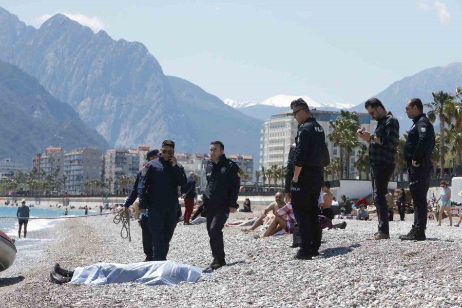 Kıyafetleriyle Denize Giren Şahıs Hayatını Kaybetti