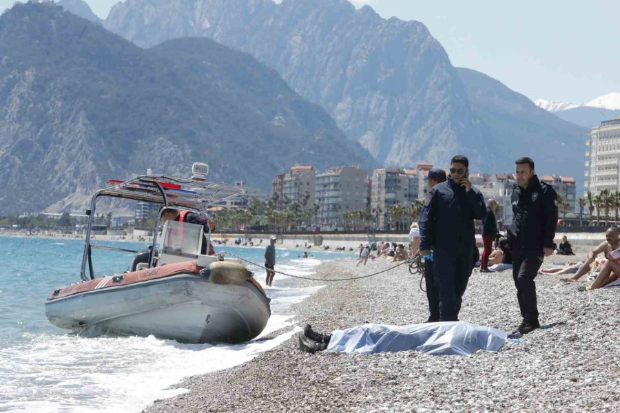 Kıyafetleriyle Denize Giren Şahıs Hayatını Kaybetti