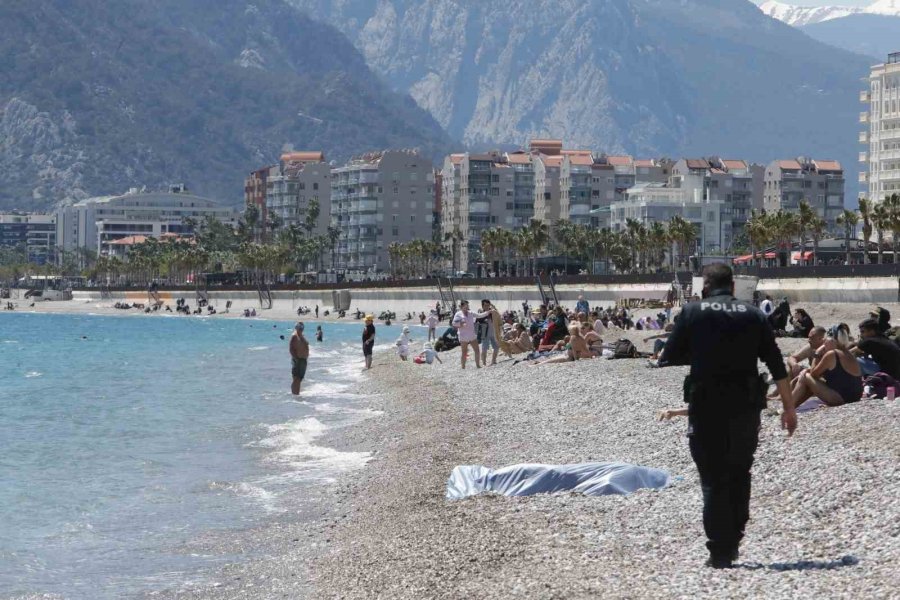 Kıyafetleriyle Denize Giren Şahıs Hayatını Kaybetti