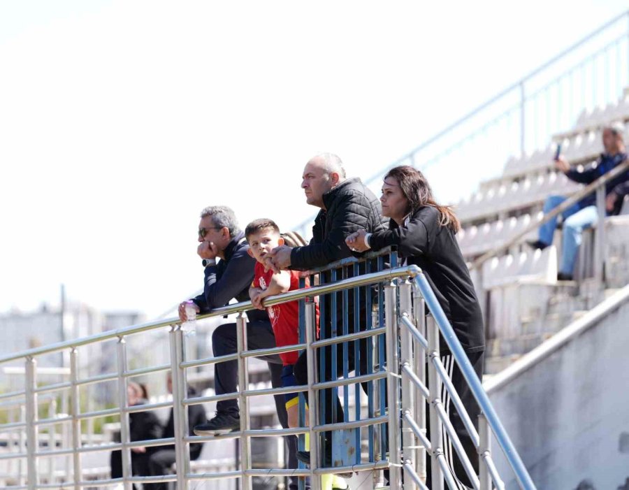 Çocukların Turnuvasında Başlama Vuruşunu Başkan Kotan Yaptı