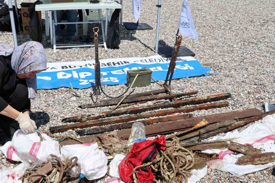 Dalgıçlar Konyaaltı Sahili’nden 80 Kilogram Atık Çıkardı