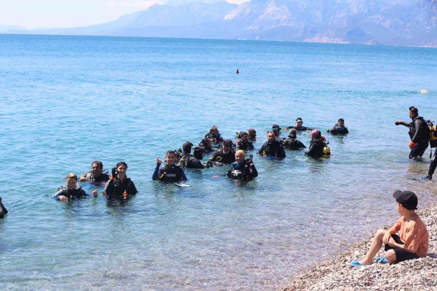 Dalgıçlar Konyaaltı Sahili’nden 80 Kilogram Atık Çıkardı