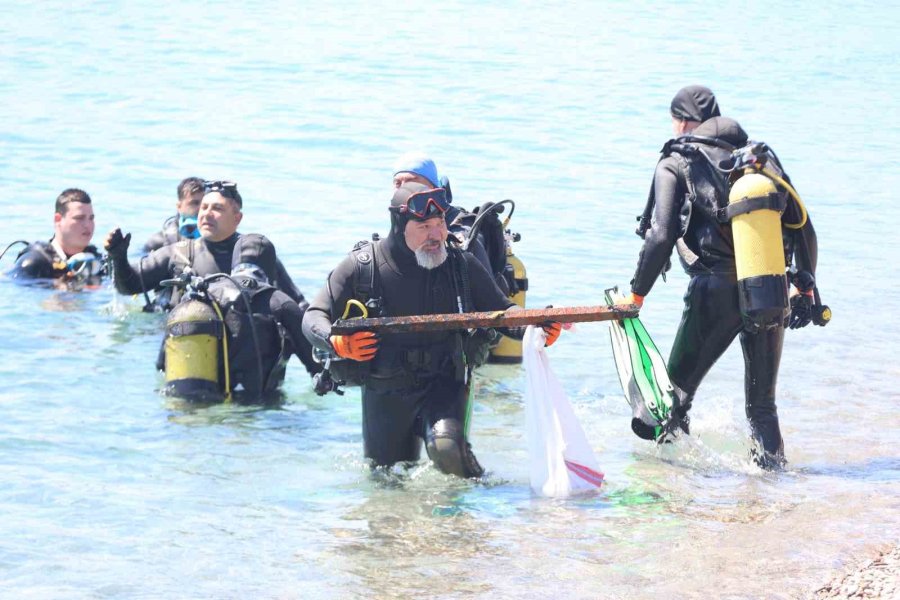 Dalgıçlar Konyaaltı Sahili’nden 80 Kilogram Atık Çıkardı