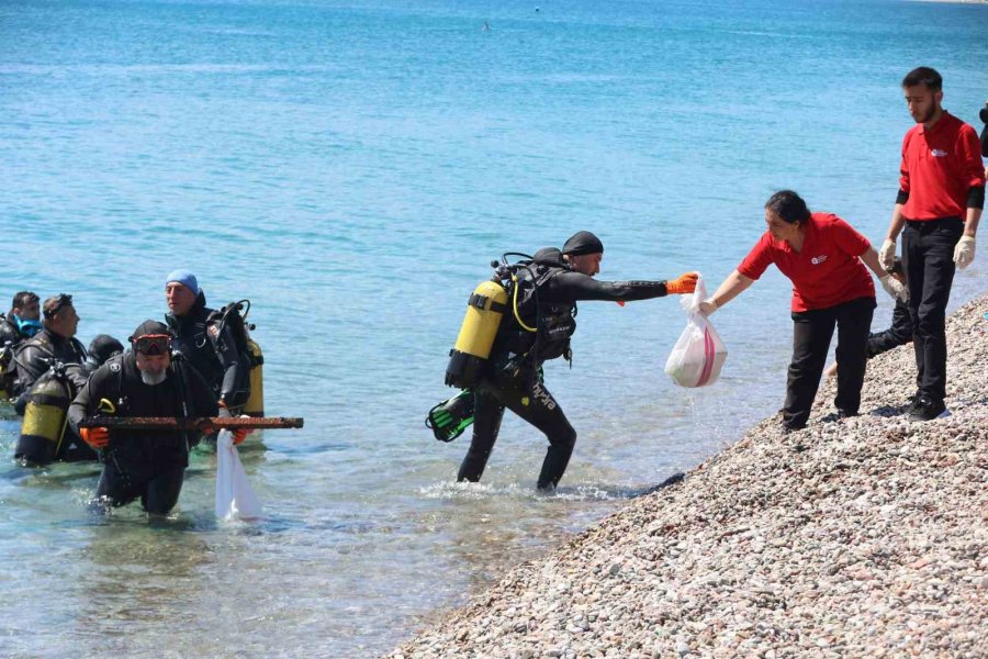 Dalgıçlar Konyaaltı Sahili’nden 80 Kilogram Atık Çıkardı