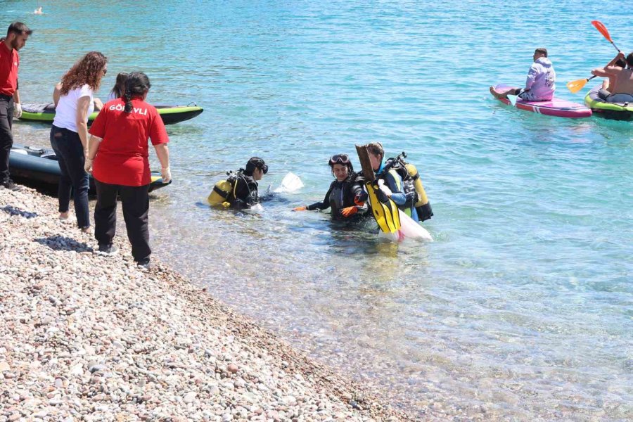 Dalgıçlar Konyaaltı Sahili’nden 80 Kilogram Atık Çıkardı