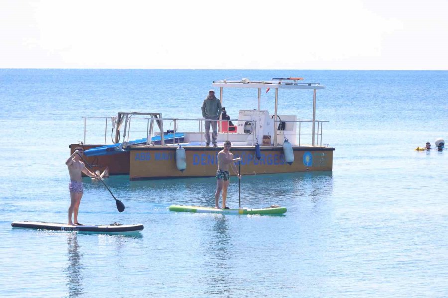 Dalgıçlar Konyaaltı Sahili’nden 80 Kilogram Atık Çıkardı