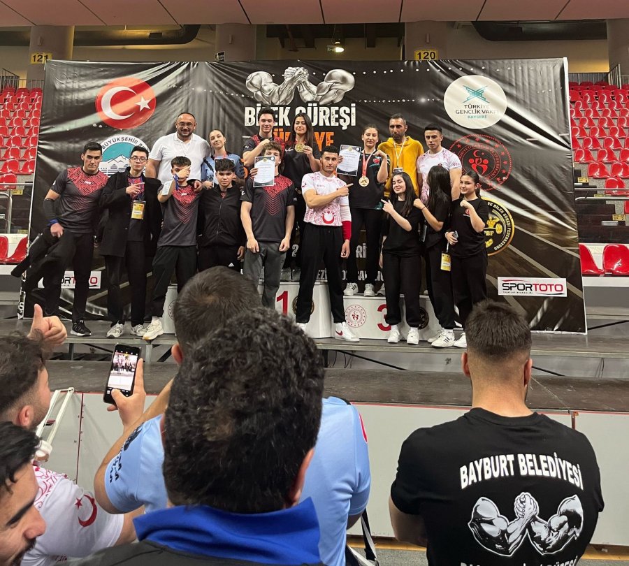 Eskişehirli Sporcu Bilek Güreşinde Çifte Zafer Kazandı