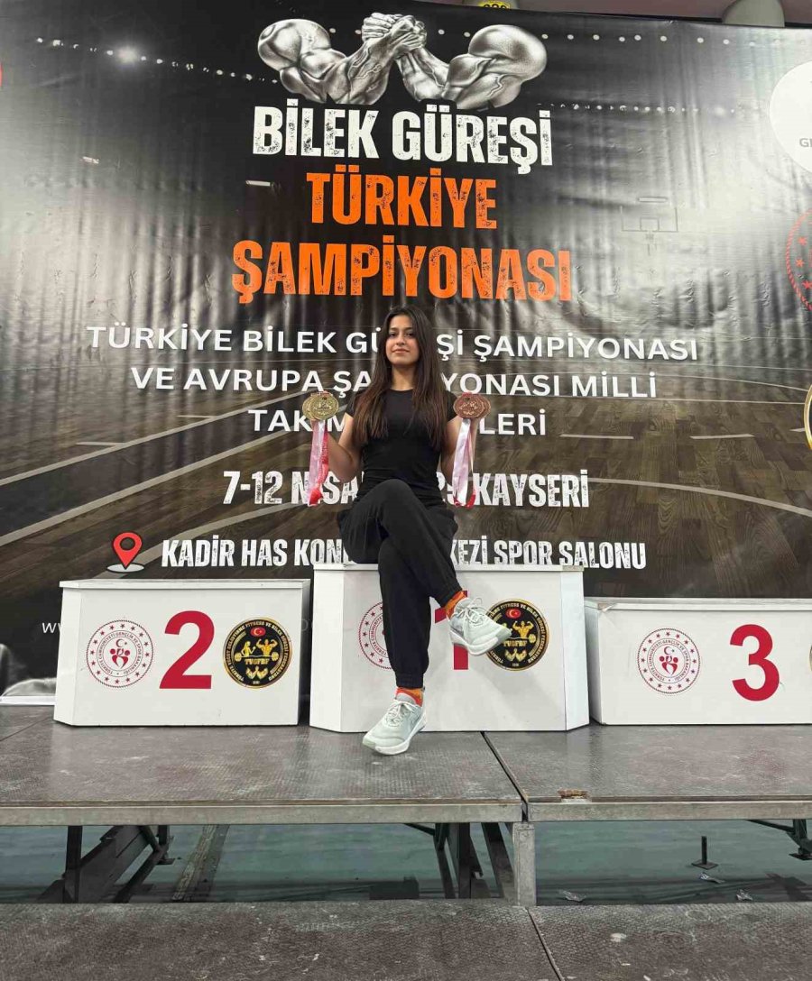 Eskişehirli Sporcu Bilek Güreşinde Çifte Zafer Kazandı