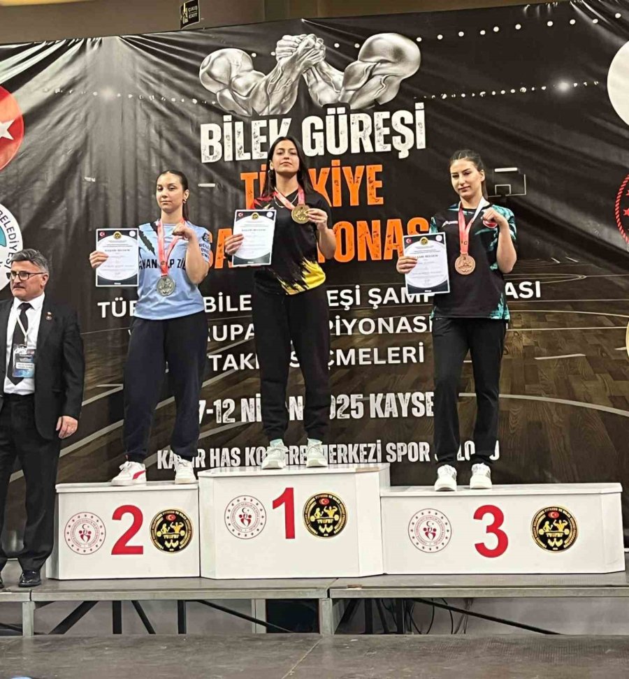 Eskişehirli Sporcu Bilek Güreşinde Çifte Zafer Kazandı