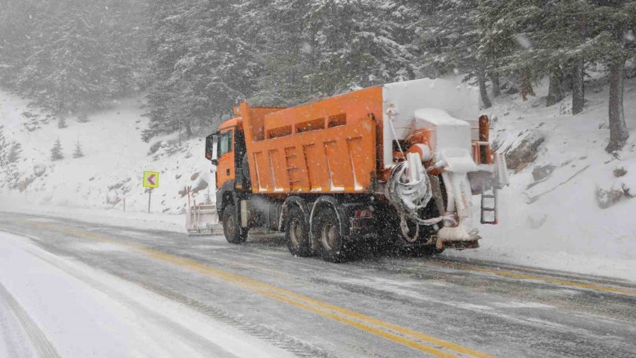 Antalya’da Nisan Ortasında Kar Yağışları Devam Ediyor