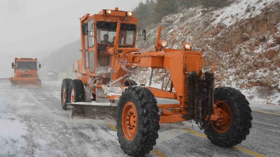 Antalya’da Nisan Ortasında Kar Yağışları Devam Ediyor