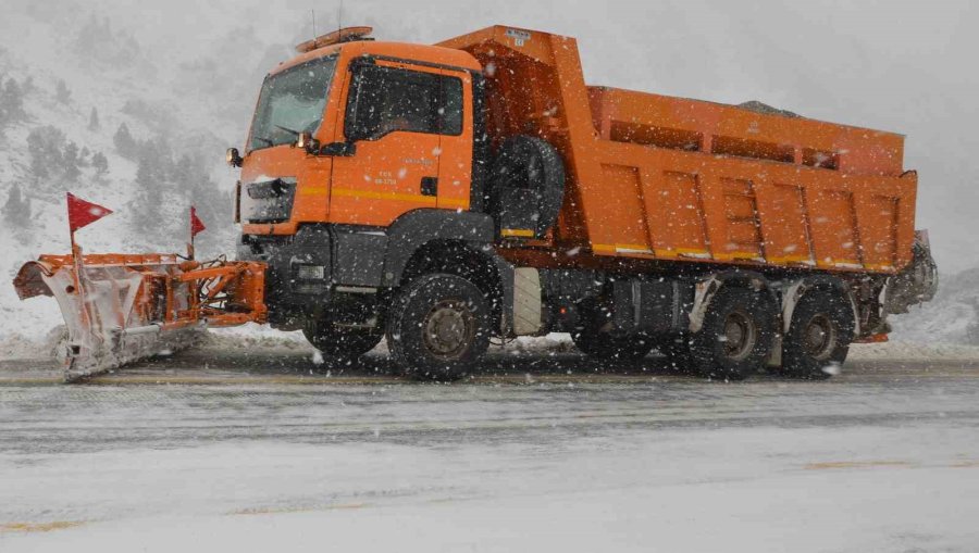 Antalya’da Nisan Ortasında Kar Yağışları Devam Ediyor