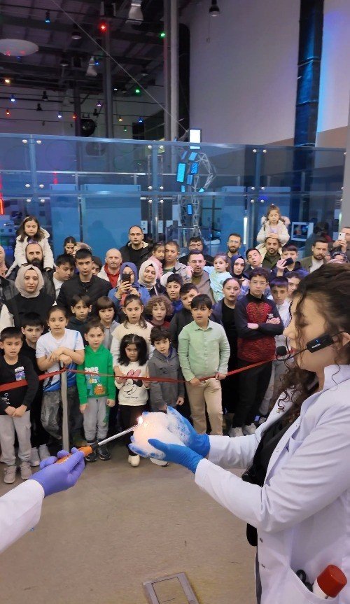 Bilim Merkezi’nin Bilim Gösterileri Tam Not Aldı