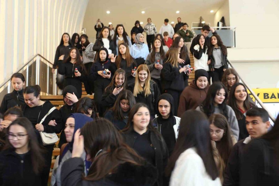 Antalya’da Binlerce Kişi Kepez’in Kariyer Günlerinde Buluştu