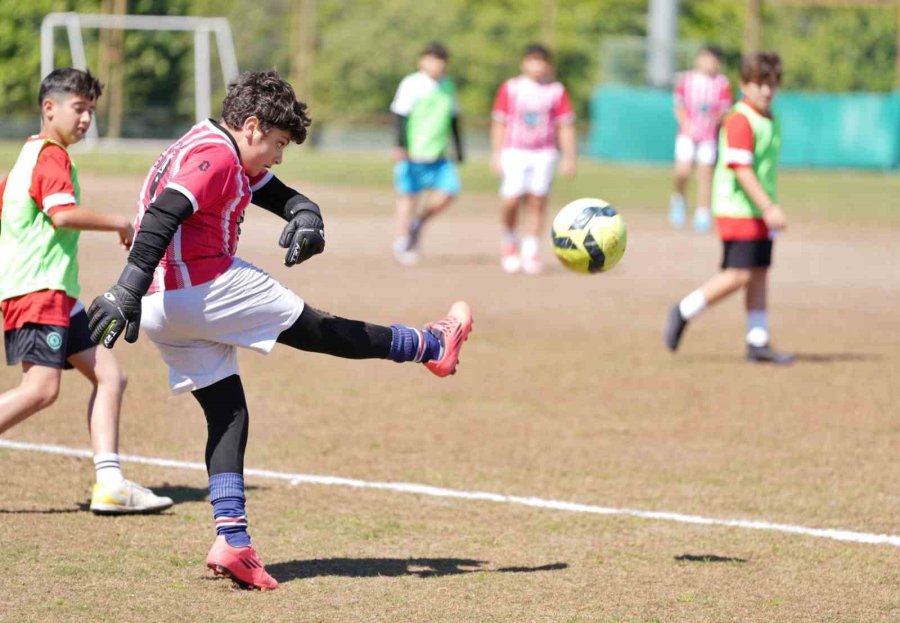 Çocukların Turnuvasında Başlama Vuruşunu Başkan Kotan Yaptı