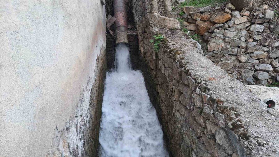 Su Değirmenciliğini Yaşatmaya Çalışıyor