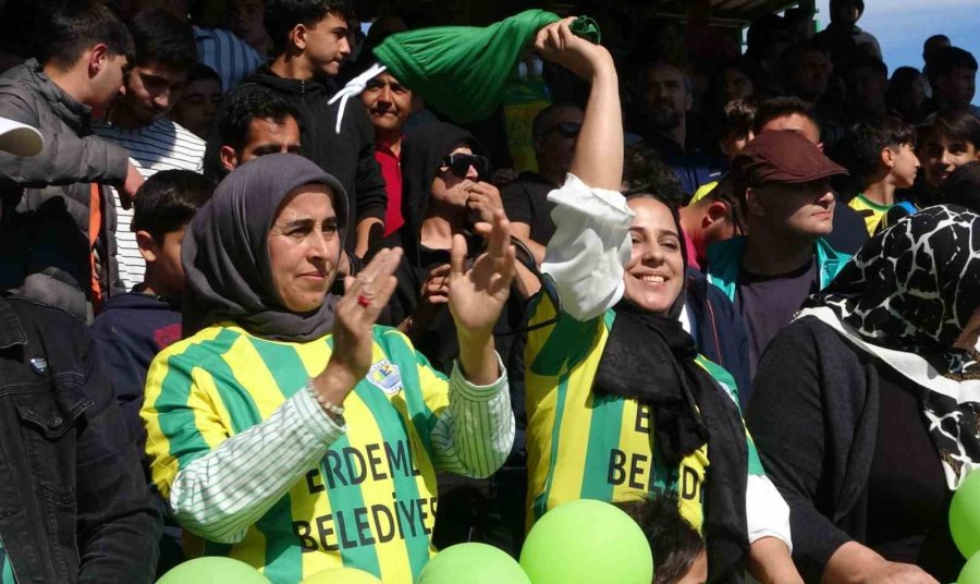 Futbol Aşkı, Süper Lig Değil Amatör: Taraftarlar Balkonları Ve Damları Doldurdu