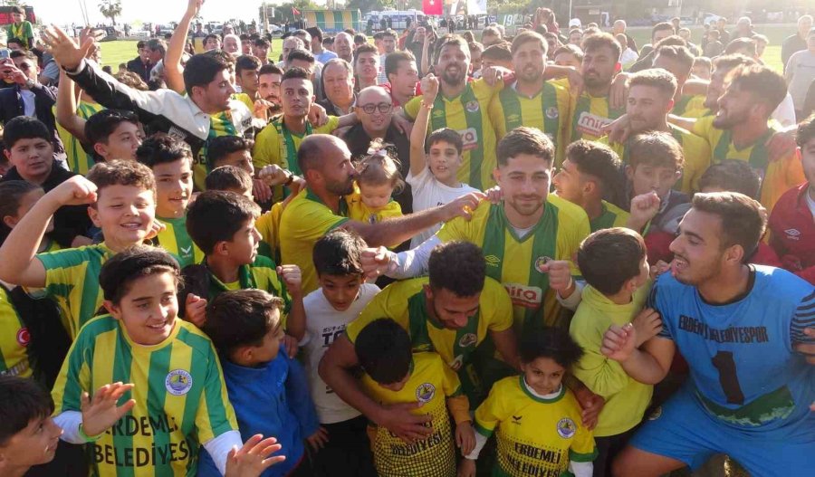 Futbol Aşkı, Süper Lig Değil Amatör: Taraftarlar Balkonları Ve Damları Doldurdu