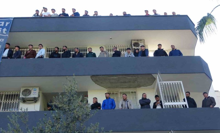 Futbol Aşkı, Süper Lig Değil Amatör: Taraftarlar Balkonları Ve Damları Doldurdu