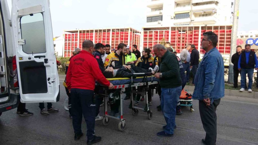 Otomobil Ters Döndü, İki Yaralı El Ele Tutuşup Bekledi