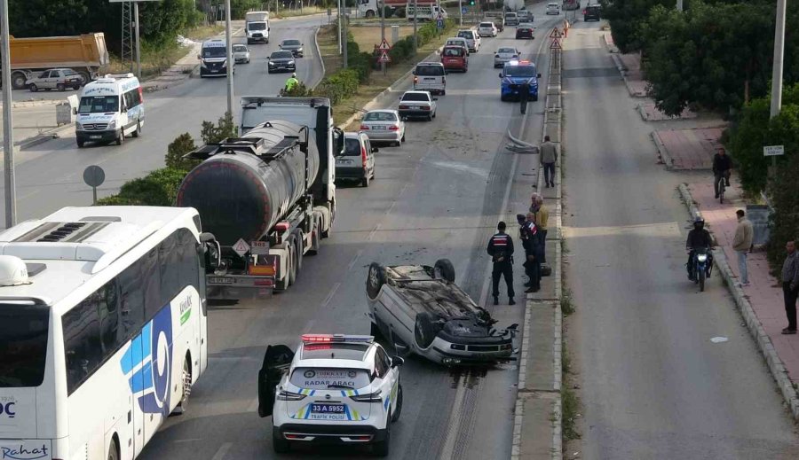 Otomobil Ters Döndü, İki Yaralı El Ele Tutuşup Bekledi