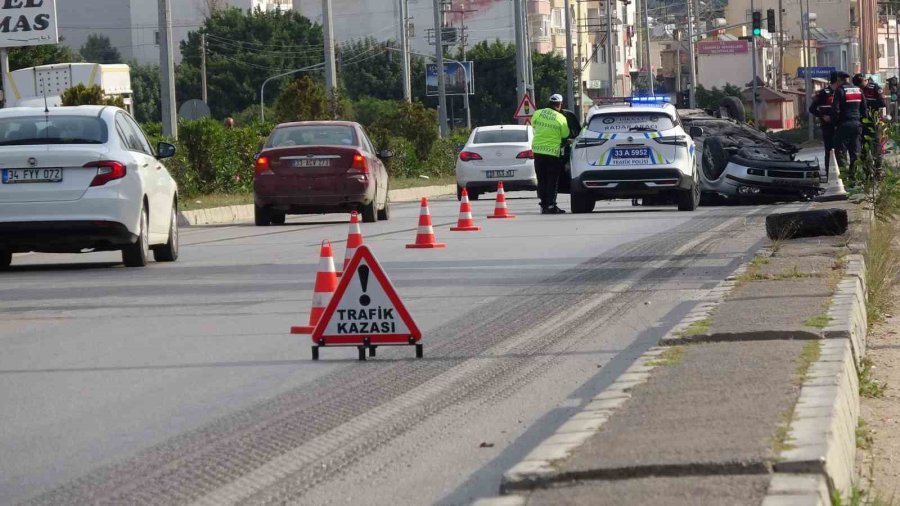 Otomobil Ters Döndü, İki Yaralı El Ele Tutuşup Bekledi