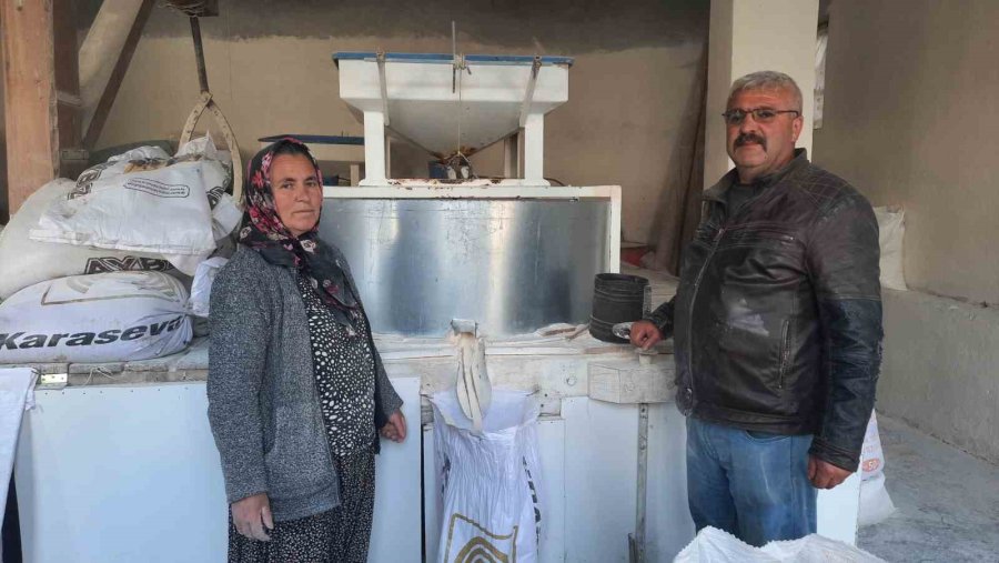 Su Değirmenciliğini Yaşatmaya Çalışıyor