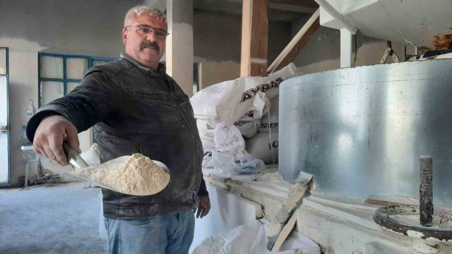 Su Değirmenciliğini Yaşatmaya Çalışıyor