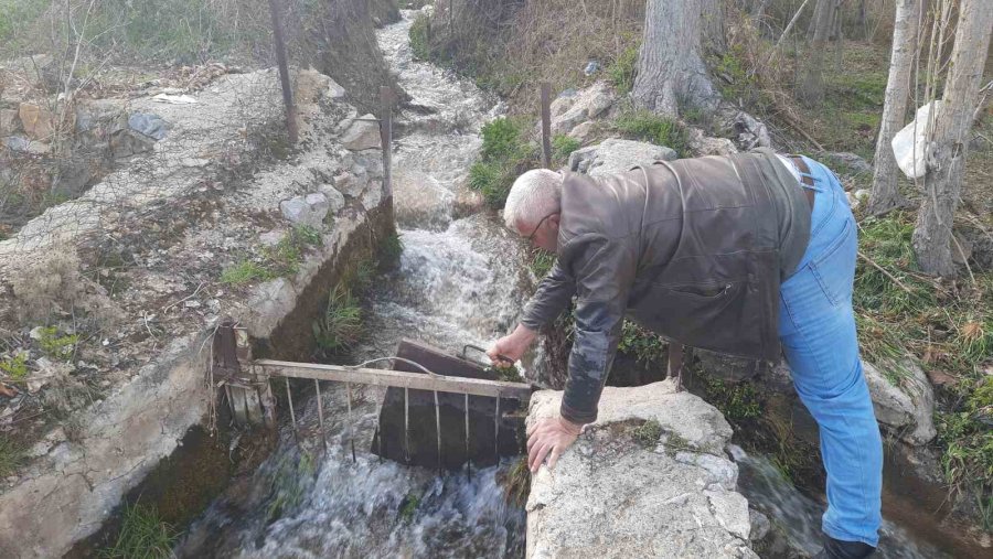 Su Değirmenciliğini Yaşatmaya Çalışıyor