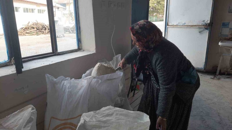 Su Değirmenciliğini Yaşatmaya Çalışıyor