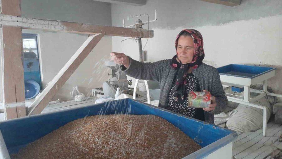 Su Değirmenciliğini Yaşatmaya Çalışıyor