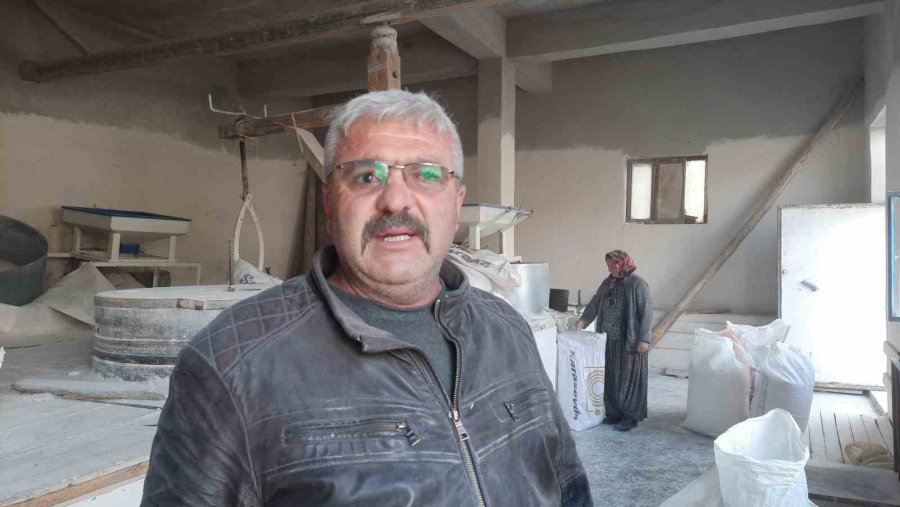 Su Değirmenciliğini Yaşatmaya Çalışıyor