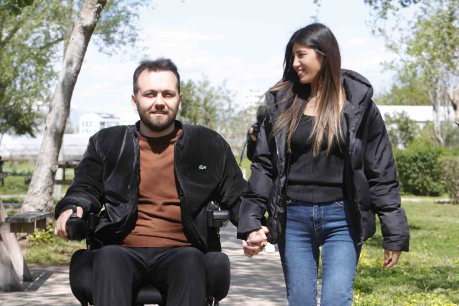 Okul Yıllarına Dayanan Arkadaşlıkları Engel Tanımayan Aşka Dönüştü