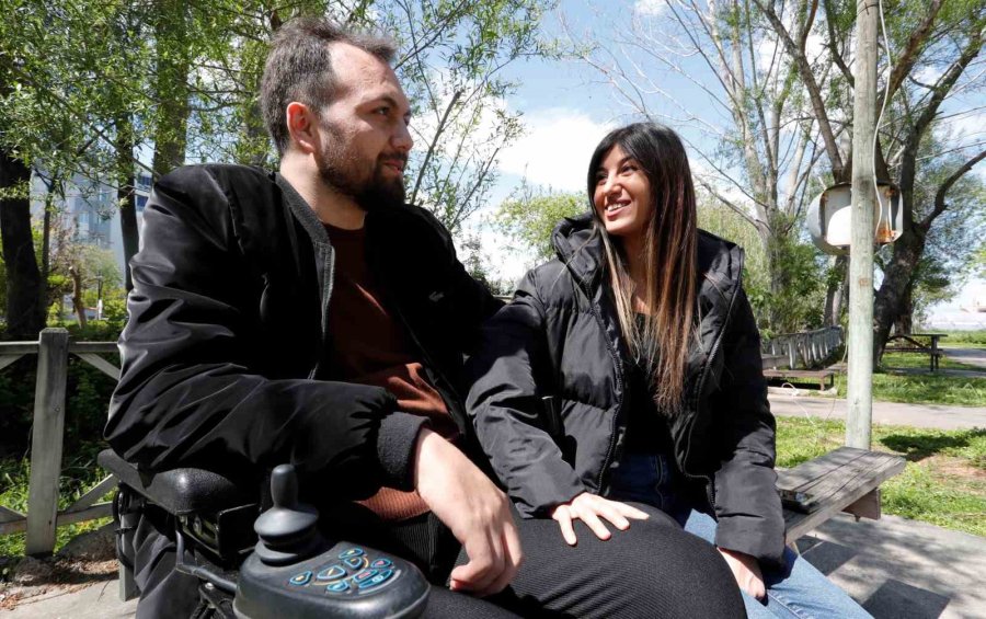 Okul Yıllarına Dayanan Arkadaşlıkları Engel Tanımayan Aşka Dönüştü