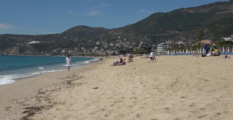 Alanya’da Güneşi Gören Sahile Koştu