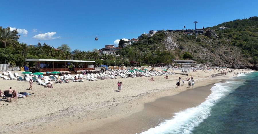 Alanya’da Güneşi Gören Sahile Koştu