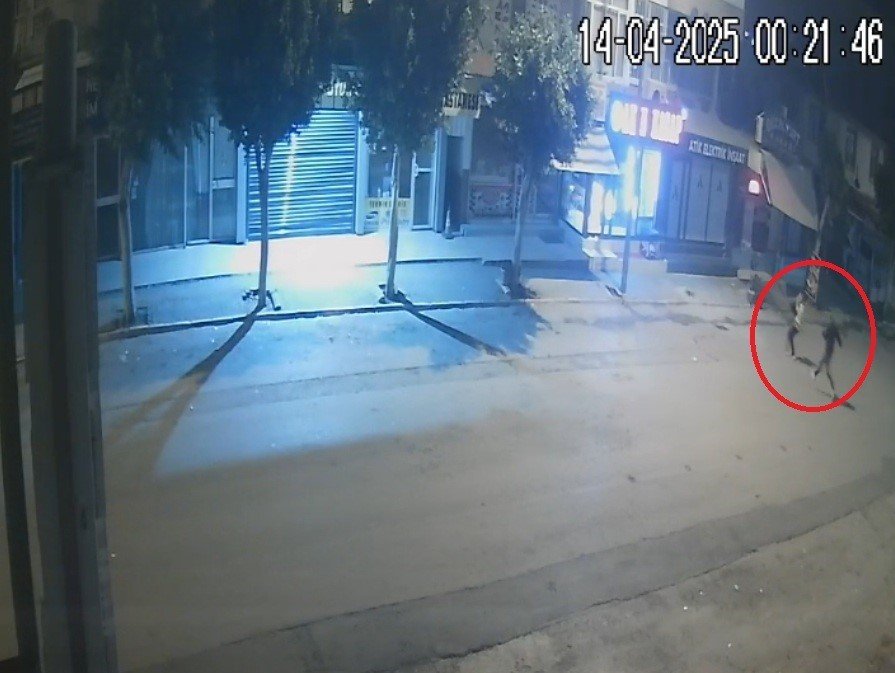 İşe Gitmek İçin Servis Bekleyen Genç Kadına Ve Babasına Bıçakla Saldıran Şüpheli Tutuklandı