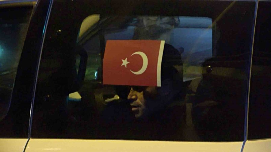 ’dur’ İhtarına Uymayıp Aracını Polisin Üzerine Sürerek Kaçtı, 10 Kilometrelik Kovalamacayla Yakalandı