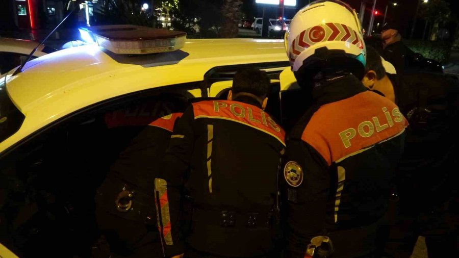 ’dur’ İhtarına Uymayıp Aracını Polisin Üzerine Sürerek Kaçtı, 10 Kilometrelik Kovalamacayla Yakalandı