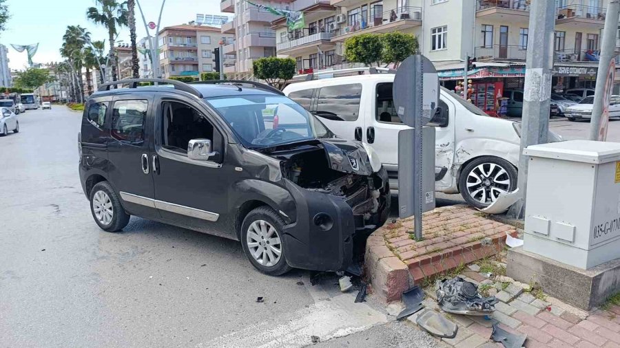 Antalya’da Kırmızı Işık İhlali Kazaya Neden Oldu: 1 Yaralı