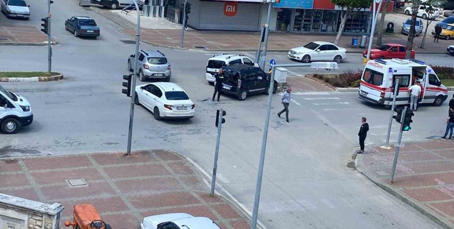 Antalya’da Kırmızı Işık İhlali Kazaya Neden Oldu: 1 Yaralı