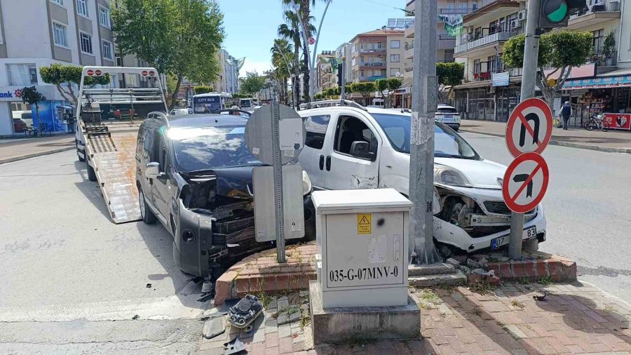 Antalya’da Kırmızı Işık İhlali Kazaya Neden Oldu: 1 Yaralı