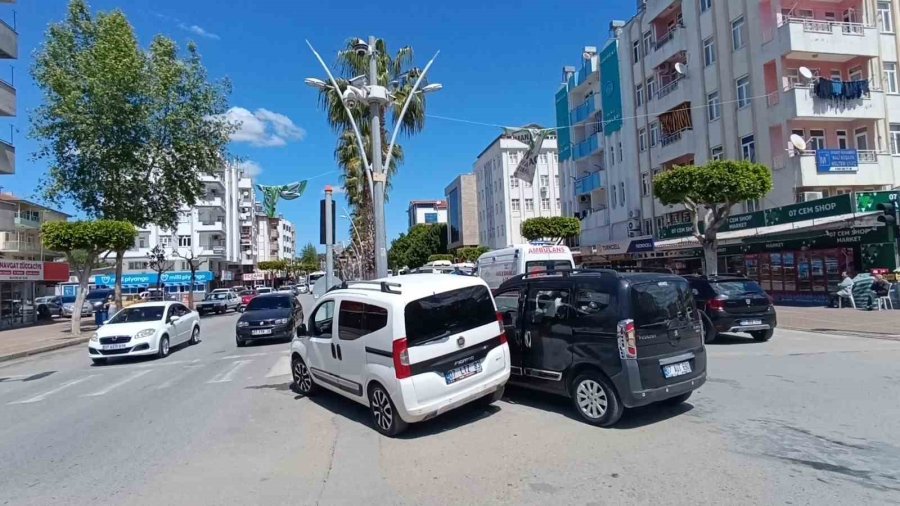 Antalya’da Kırmızı Işık İhlali Kazaya Neden Oldu: 1 Yaralı