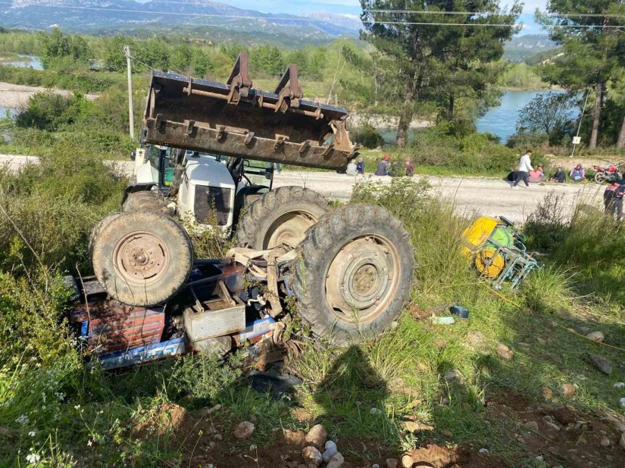 Ağaçlarını İlaçlamak İstedi, Devrilen Traktörün Altında Kalıp Ağır Yaralandı